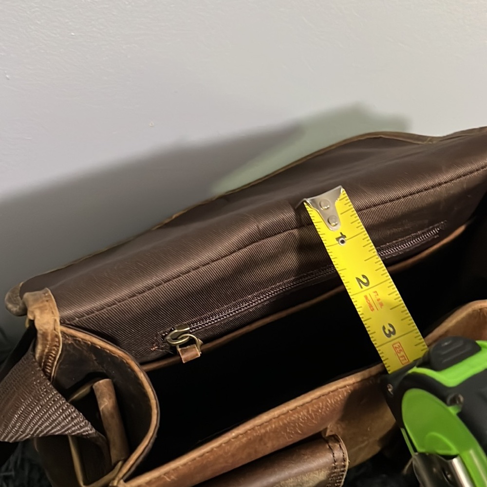 Larger sized crossbody leather bag - Picture 5 of 6
